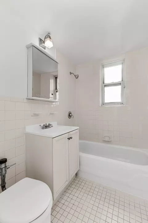 65-05 Yellowstone Blvd #2E, Forest Hills, NY 11375