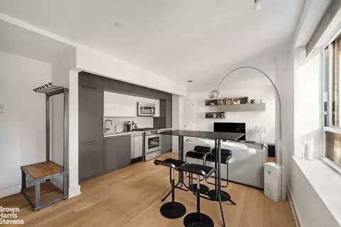 432 W 52nd St #5B, New York, NY 10019