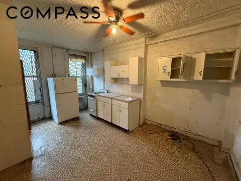 320 W 47th St #4W, New York, NY 10036