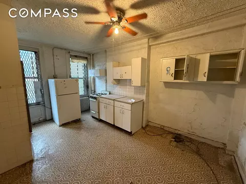 320 W 47th St #4W, New York, NY 10036