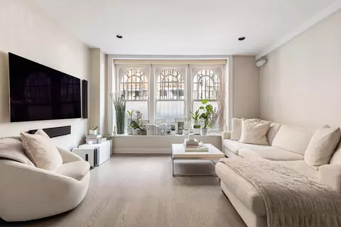 220 E 5th St #2, New York, NY 10003