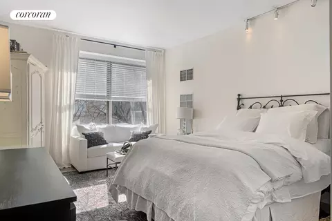 200 E 69th St #4R, New York, NY 10021
