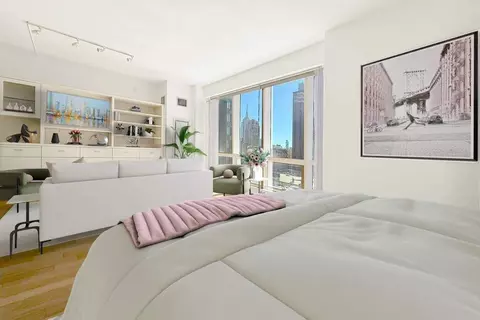 350 W 42nd St #15H, New York, NY 10036