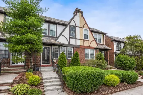 67-100 Dartmouth St, New York City, NY 11375