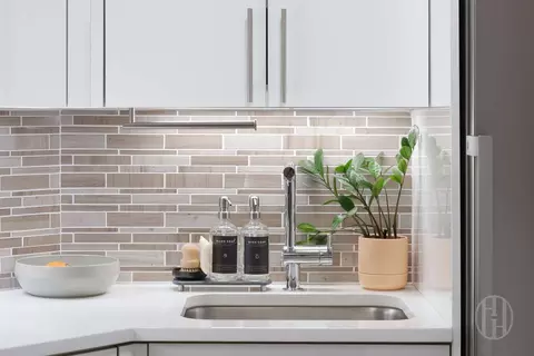 300 E 40th St #11L, New York, NY 10016