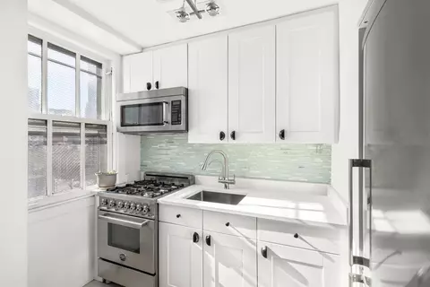 240 E 35th St #9B, New York, NY 10016