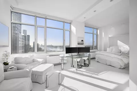 635 W 42nd St #45-G, New York, NY 10036