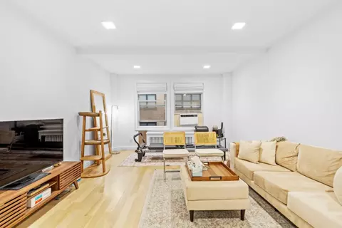 321 E 43rd St #905, New York, NY 10017