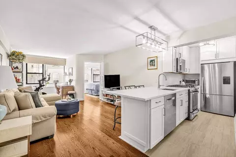 220 E 67th St #6J, New York, NY 10065