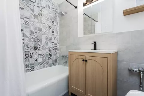 Bath - 515 E 7th St #2A, Brooklyn, NY 11218 photo 1 of 1