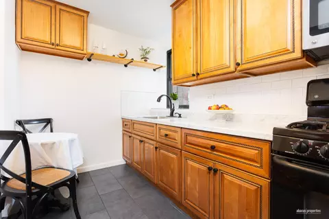 515 E 7th St #2A, Brooklyn, NY 11218