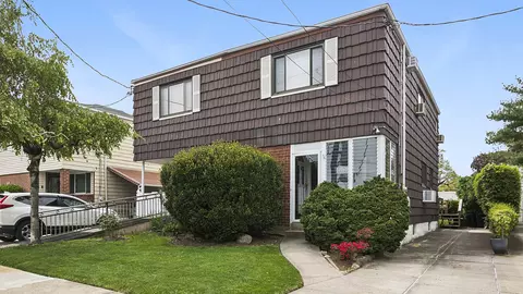 64-22 136th St, Flushing, NY 11367
