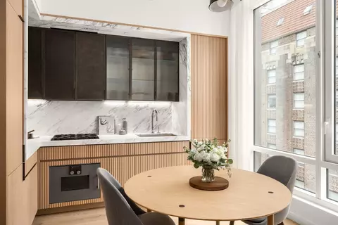 135 E 47th St #21B, New York, NY 10017