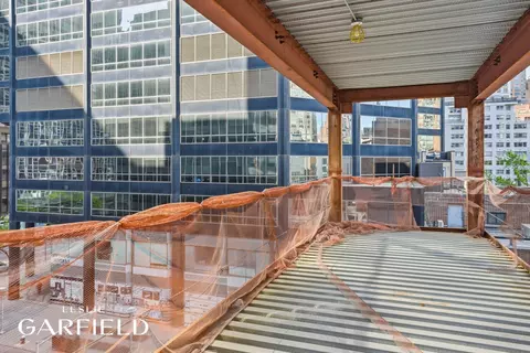 210 E 52nd St, New York, NY 10022