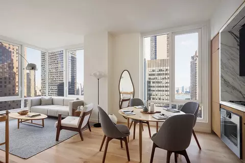 135 E 47th St #20B, New York, NY 10017