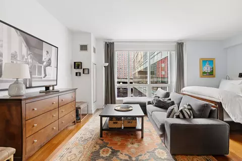 350 W 42nd St #10H, New York, NY 10036