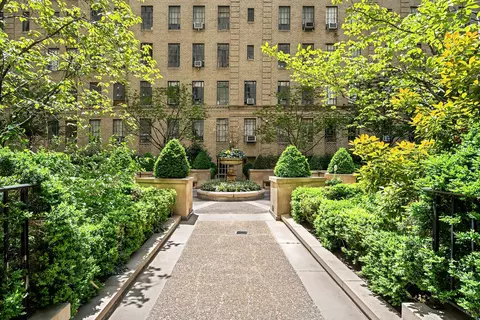 350 W 57th St #6H, New York, NY 10019