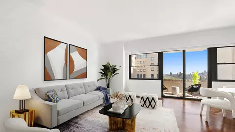 58 W 58th St #32A, New York, NY 10019