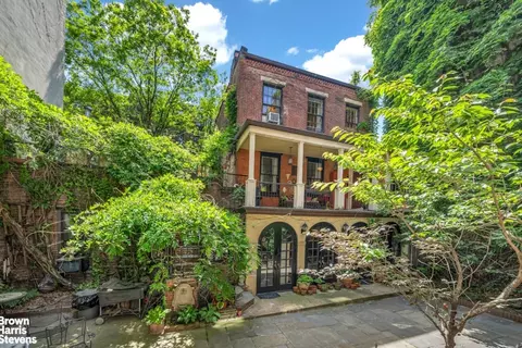 422 W 46th St #2R, New York, NY 10036