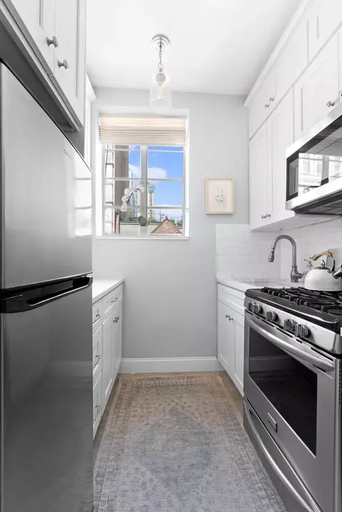 1 Rutherford Pl #5R, New York, NY 10003