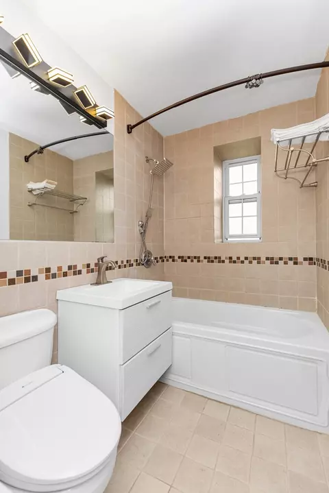 139-09 84th Dr #605, New York City, NY 11435