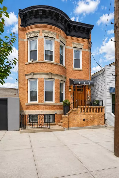 36-26 11th St, Astoria, NY 11106