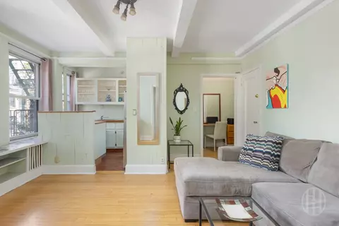 325 W 45th St #519, New York, NY 10036
