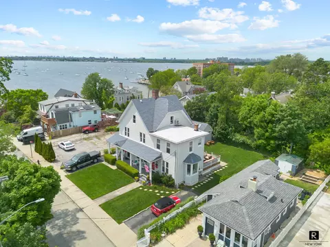 111 Rochelle St, New York City, NY 10464