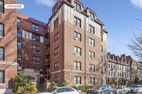 150 Burns St #3A, Forest Hills, NY 11375