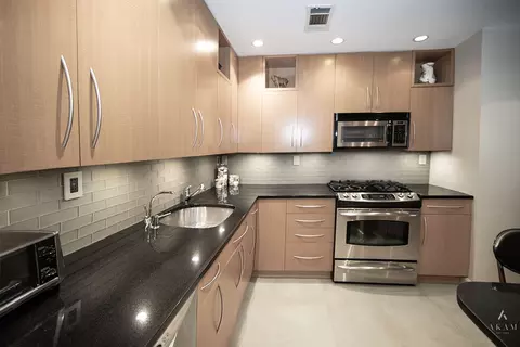 300 E 74th St #2E, New York, NY 10021