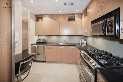 300 E 74th St #2E, New York, NY 10021
