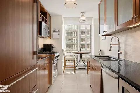 250 E 53rd St #2702, New York, NY 10022