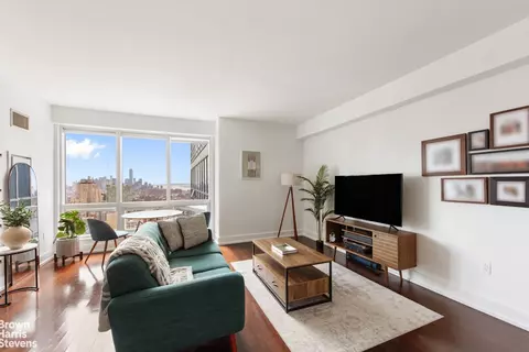 350 W 42nd St #43F, New York, NY 10036