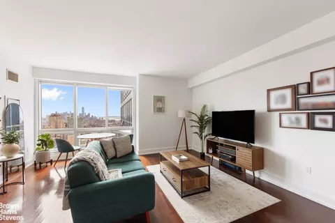 350 W 42nd St #43F, New York, NY 10036