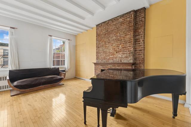 162 9th Ave #3A, New York, NY 10011