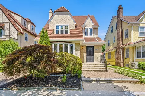 69-37 Fleet St, New York City, NY 11375