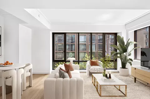 225 E 19th St #402, New York, NY 10003