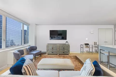322 W 57th St #32Q, New York, NY 10019