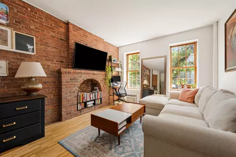 333 W 21st St #1FE, New York, NY 10011