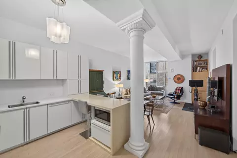 60 W 20th St #5N, New York, NY 10011