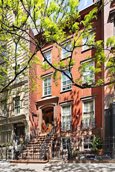 239 W 13th St, New York, NY 10011
