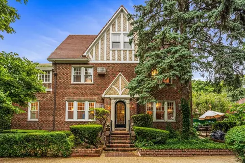 102-02 Ascan Ave, Forest Hills, NY 11375