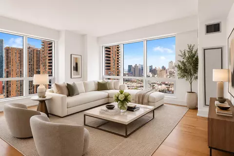 350 W 42nd St #28B, New York, NY 10036