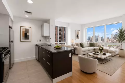 350 W 42nd St #28B, New York, NY 10036