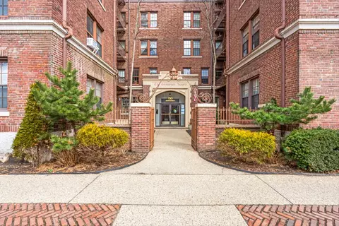 150 Burns St #2G, Forest Hills, NY 11375