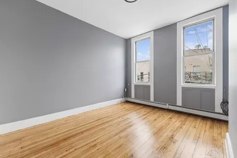 61-12 55th St, Maspeth, NY 11378