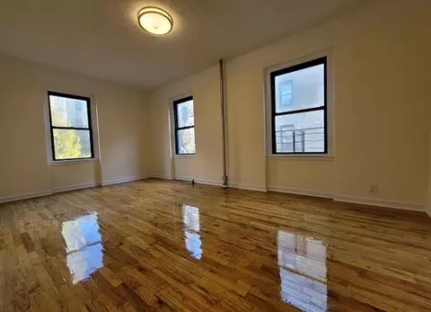 21-27 33rd St #3-A, New York City, NY 11105