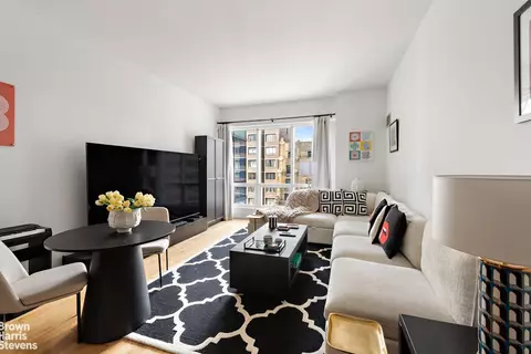 350 W 42nd St #18E, New York, NY 10036