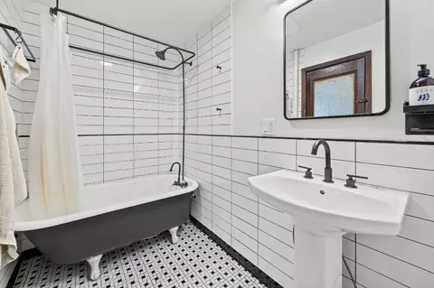 Bath - 98 Luquer St #3R, Brooklyn, NY 11231 photo 1 of 2