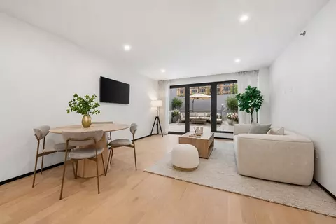 350 W 44th St #205, New York, NY 10036